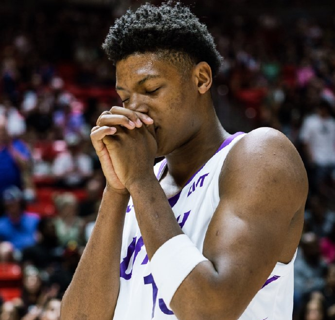 争议！灰熊绝平球踩线遭爵士17分逆转 最拽贝利18+7森萨博37分