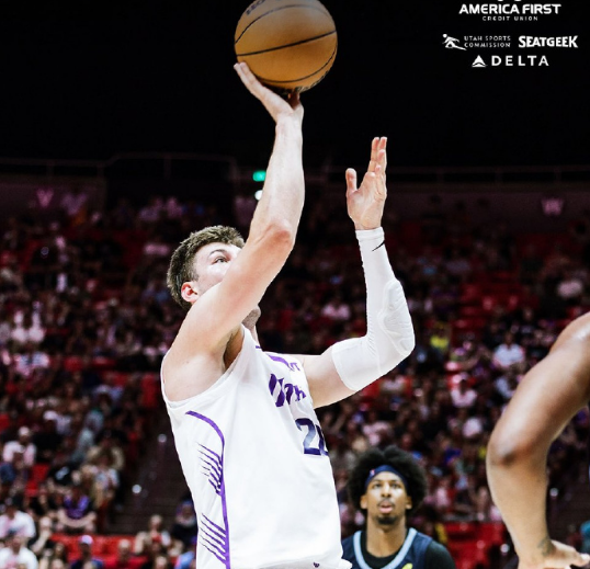 争议！灰熊绝平球踩线遭爵士17分逆转 最拽贝利18+7森萨博37分