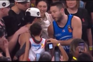 开云下载-❤️德拉拿NBL总决MVP后认为对方后卫希基更该拿 将奖杯交给希基