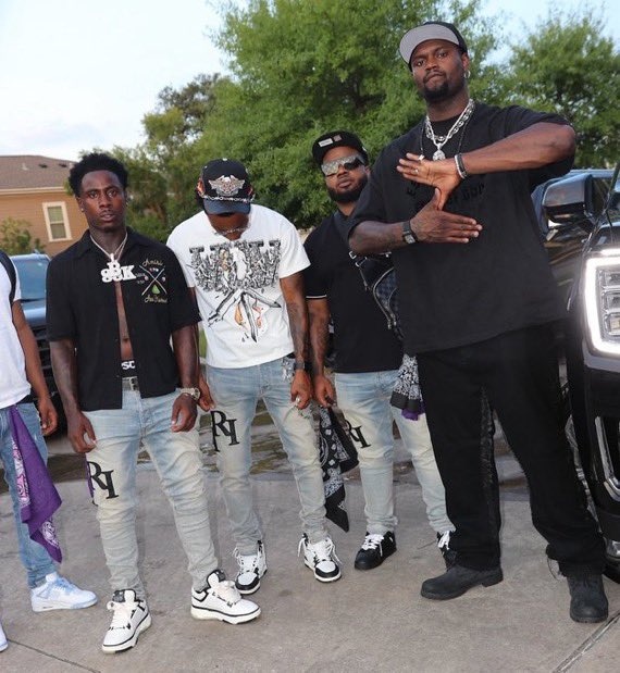 胖了还是瘦了💪篮球媒体晒出锡安和朋友们一起享受休赛期的动态